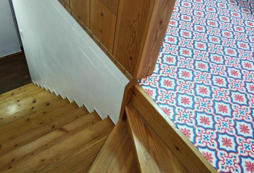 هتل Holiday House Ryukyu An Music Hostel