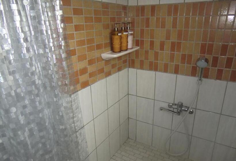 هتل Holiday House Ryukyu An Music Hostel