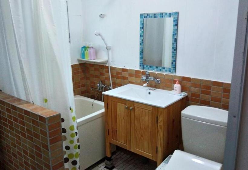 هتل Holiday House Ryukyu An Music Hostel