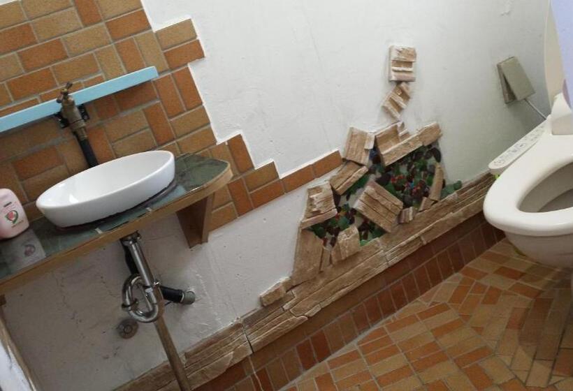 هتل Holiday House Ryukyu An Music Hostel