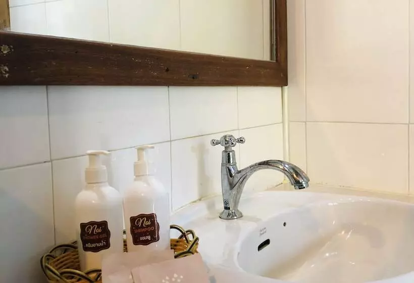 Отель The Noi Guesthouse Koh Lipe