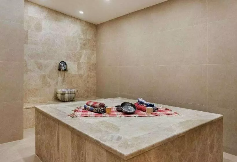 Ramada Hotel & Suites by Wyndham Kusadasi