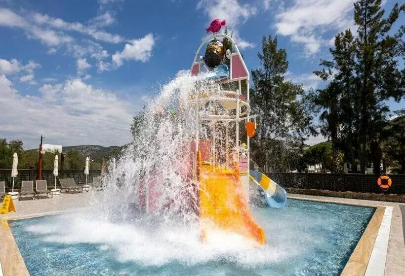 Ramada Hotel & Suites by Wyndham Kusadasi