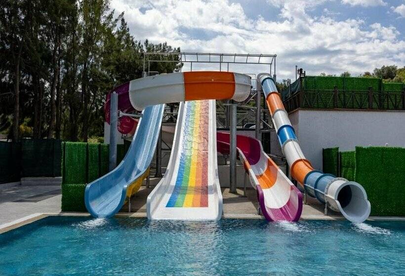 Ramada Hotel & Suites by Wyndham Kusadasi