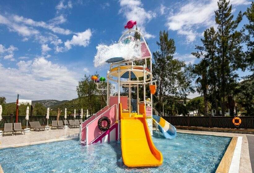 Ramada Hotel & Suites by Wyndham Kusadasi