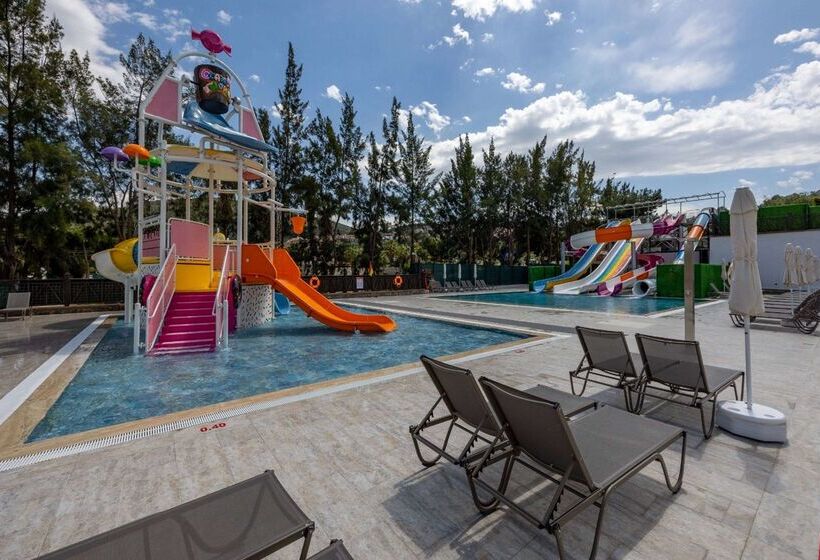 Ramada Hotel & Suites by Wyndham Kusadasi