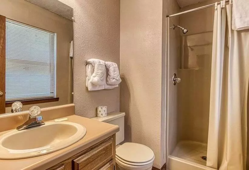 Pinecrest Hotel B