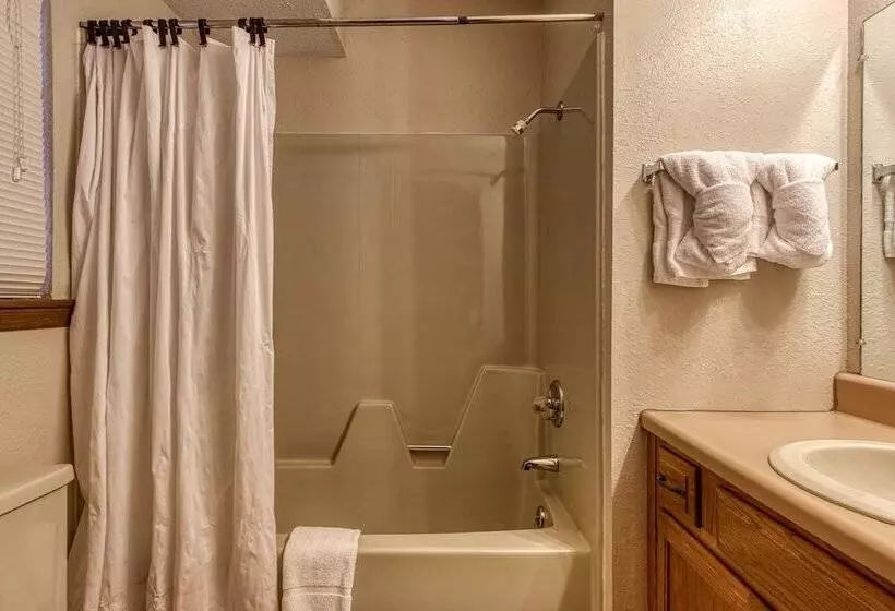 Pinecrest Hotel B