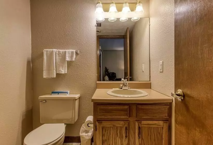 Pinecrest Hotel B