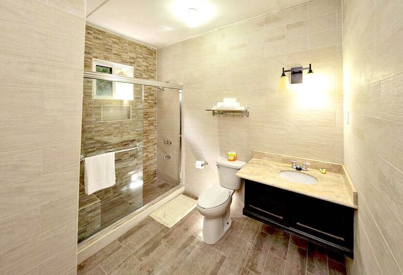 استراحتگاه Starlight Chalet