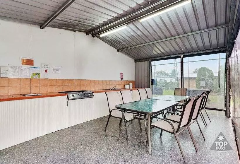 فندق Fossicker Caravan Park