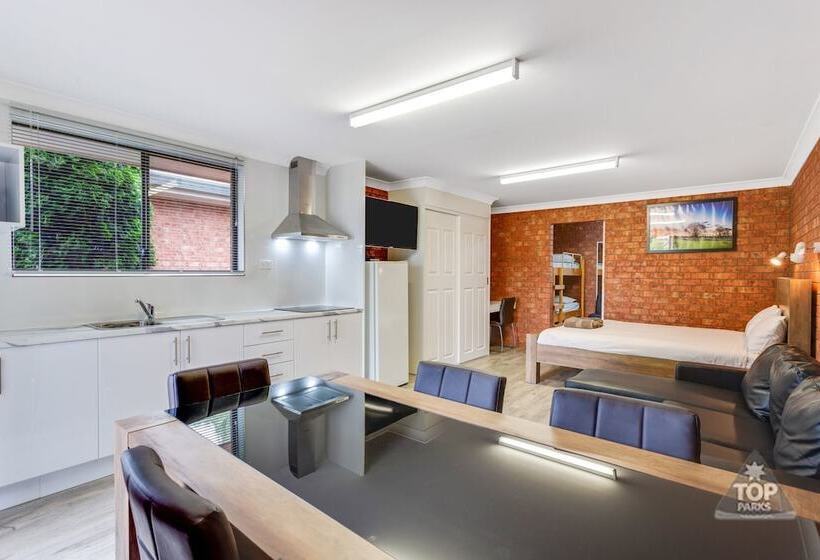 فندق Fossicker Caravan Park