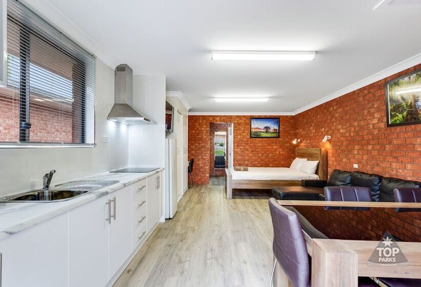 فندق Fossicker Caravan Park