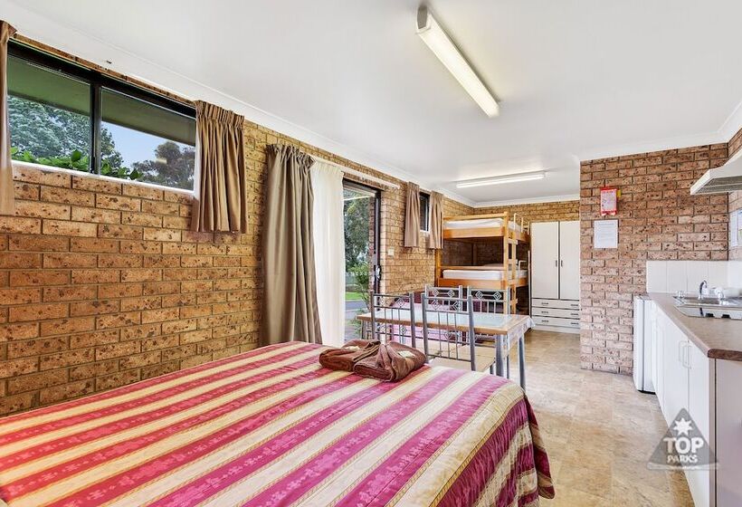 فندق Fossicker Caravan Park