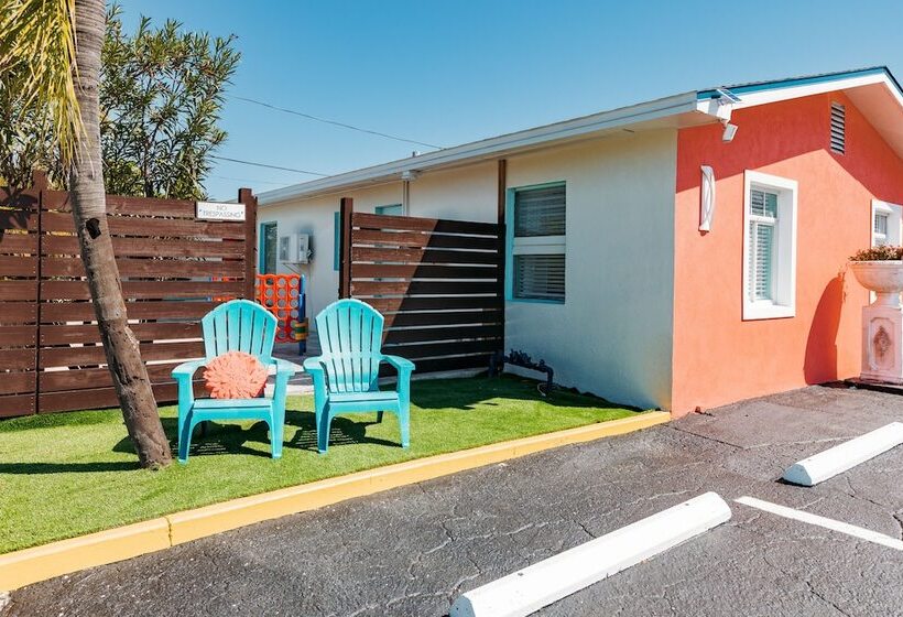 בית מלון כפרי Cabanas Of Treasure Island