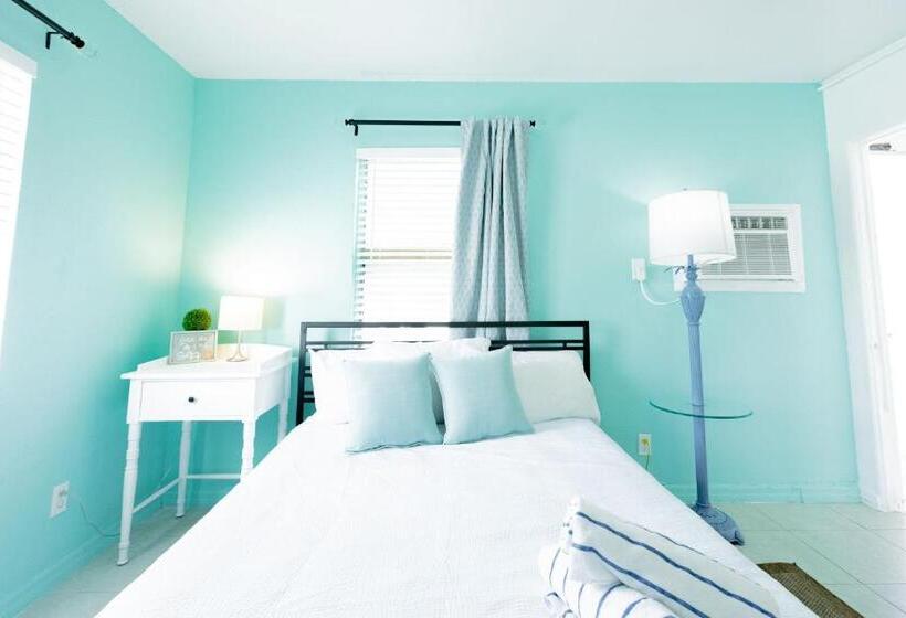 בית מלון כפרי Cabanas Of Treasure Island