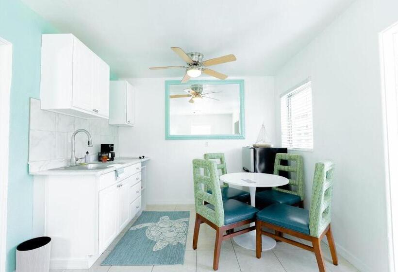 בית מלון כפרי Cabanas Of Treasure Island