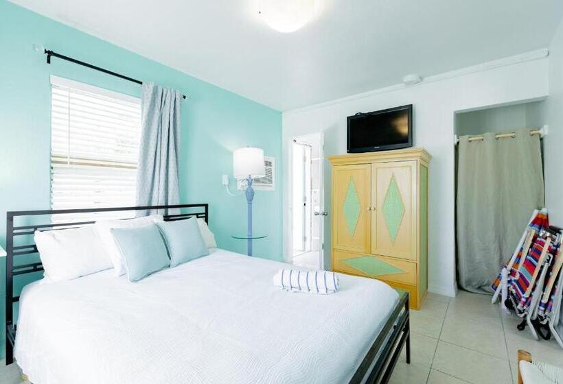 בית מלון כפרי Cabanas Of Treasure Island