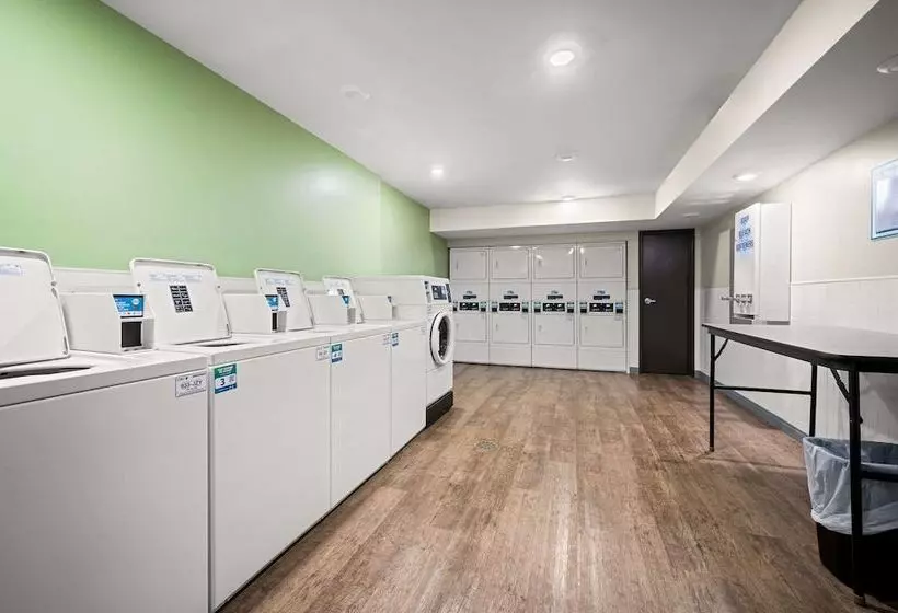 هتل Woodspring Suites Dearborn   Detroit