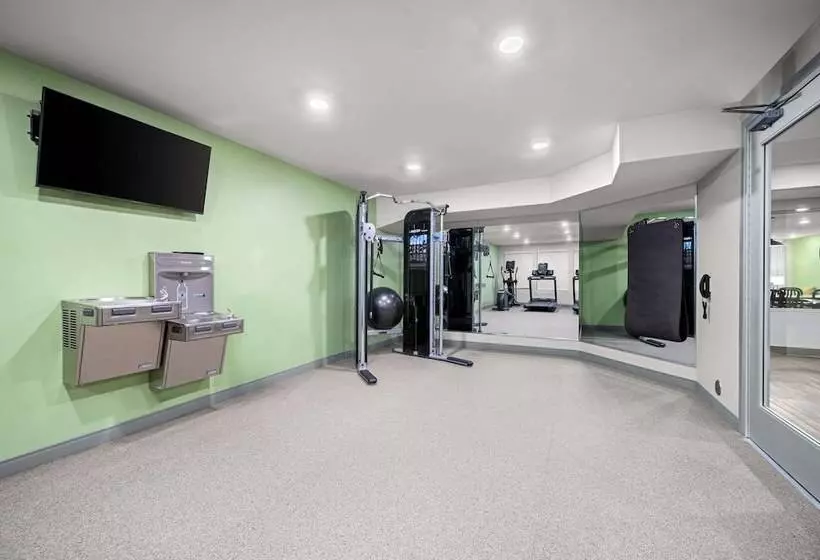 هتل Woodspring Suites Dearborn   Detroit