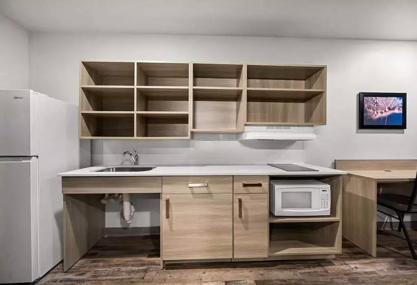 هتل Woodspring Suites Dearborn   Detroit