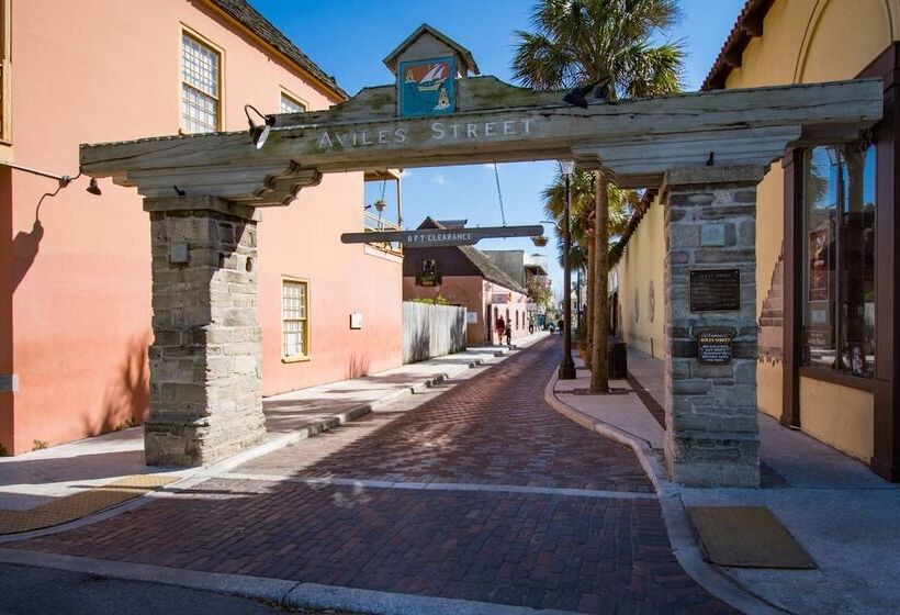 Little Palm Hideaway Cottage