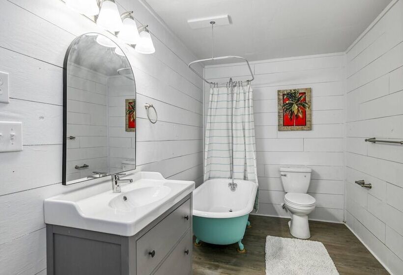 Little Palm Hideaway Cottage