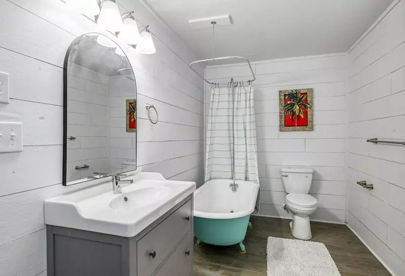 Little Palm Hideaway Cottage