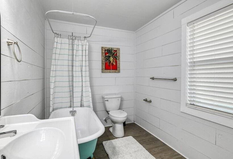 Little Palm Hideaway Cottage