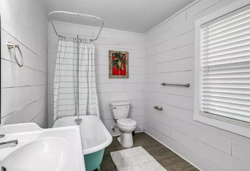Little Palm Hideaway Cottage