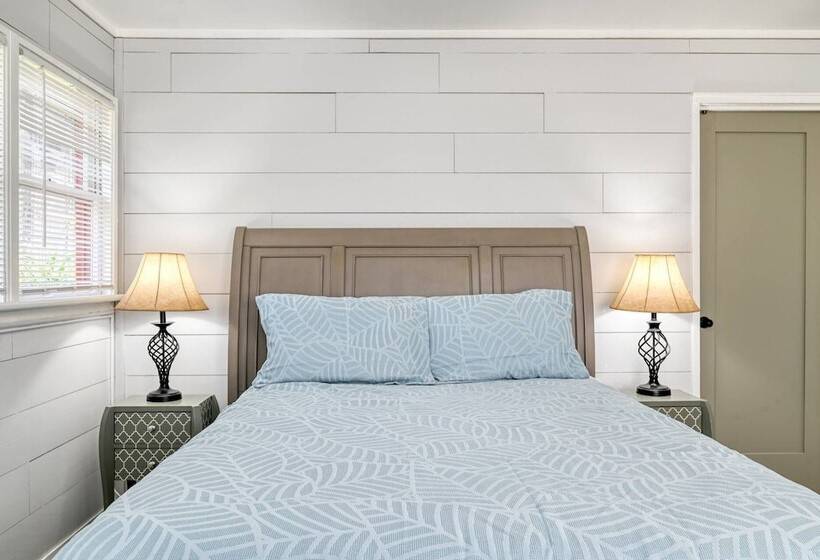 Little Palm Hideaway Cottage