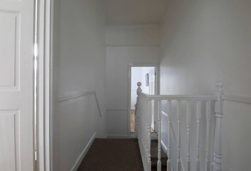 דירת נופש 3 Bed House In Cardiff With Sky Tv & Twin Beds