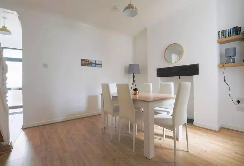 レジデンス 3 Bed House In Cardiff With Sky Tv & Twin Beds