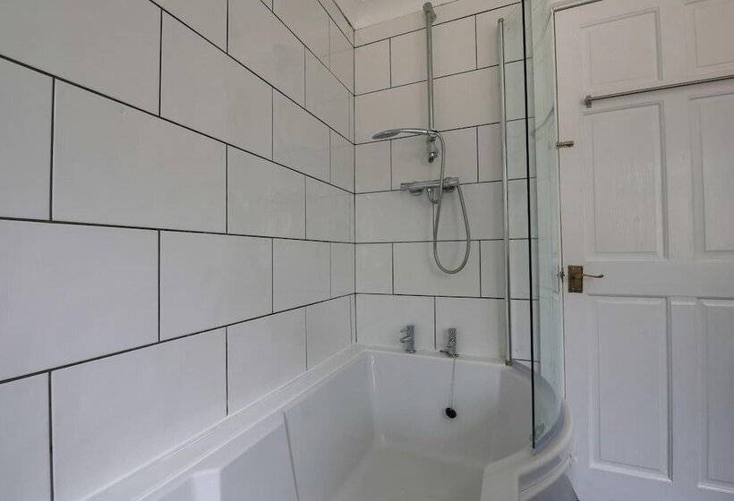 דירת נופש 3 Bed House In Cardiff With Sky Tv & Twin Beds