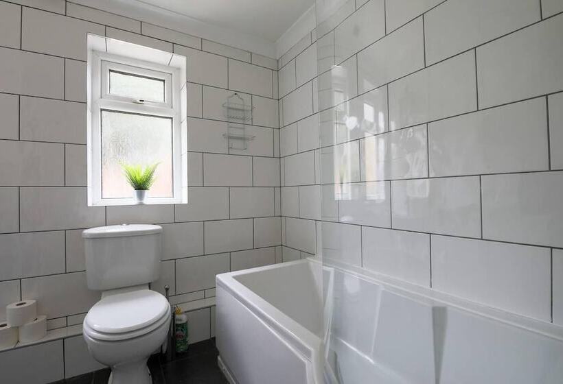 דירת נופש 3 Bed House In Cardiff With Sky Tv & Twin Beds