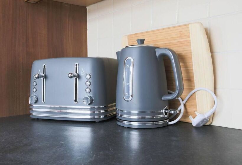 דירת נופש 3 Bed House In Cardiff With Sky Tv & Twin Beds