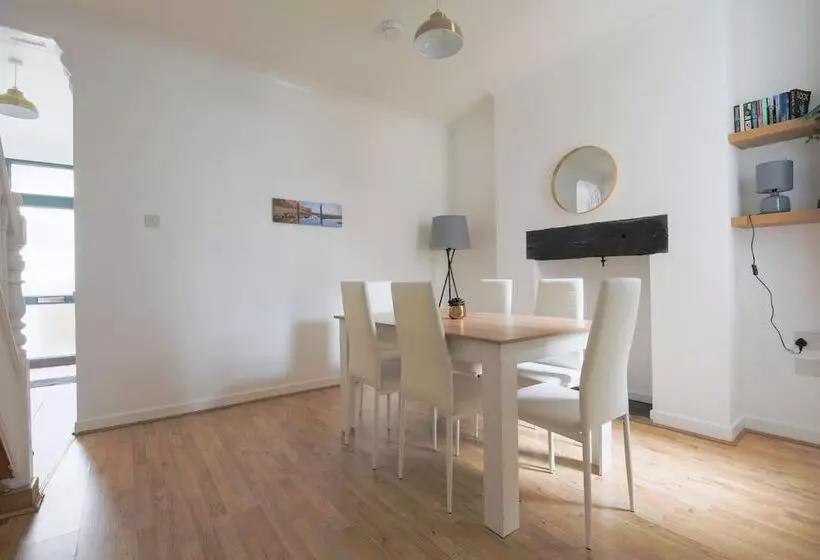 レジデンス 3 Bed House In Cardiff With Sky Tv & Twin Beds