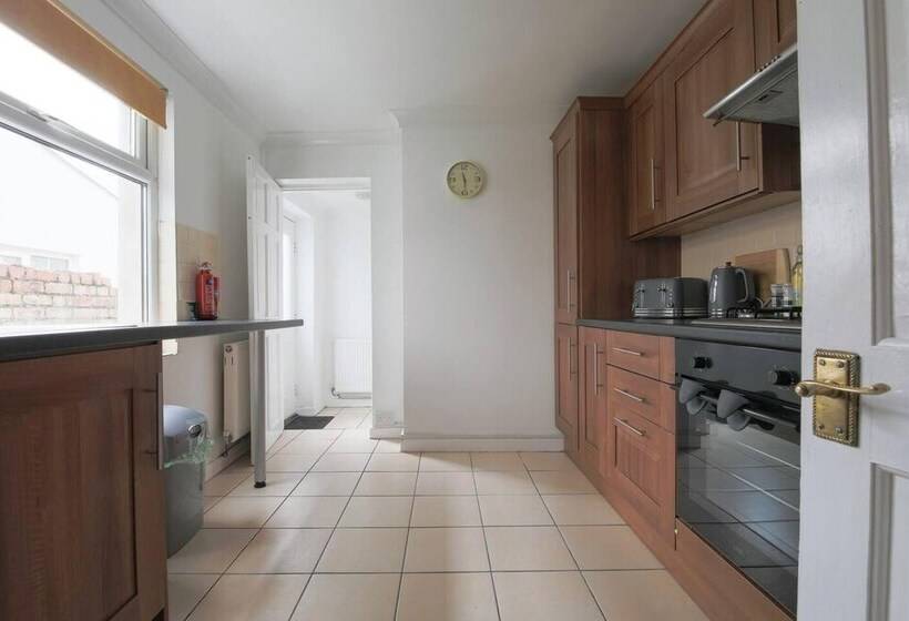 דירת נופש 3 Bed House In Cardiff With Sky Tv & Twin Beds