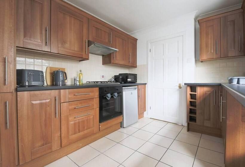 דירת נופש 3 Bed House In Cardiff With Sky Tv & Twin Beds