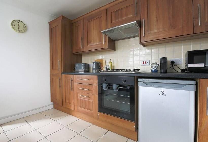 דירת נופש 3 Bed House In Cardiff With Sky Tv & Twin Beds