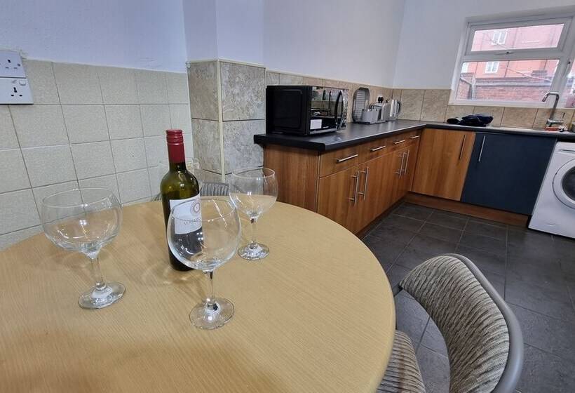 Residens Spacious 4 Bed House Great Location Coventry