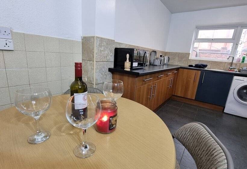 Residens Spacious 4 Bed House Great Location Coventry