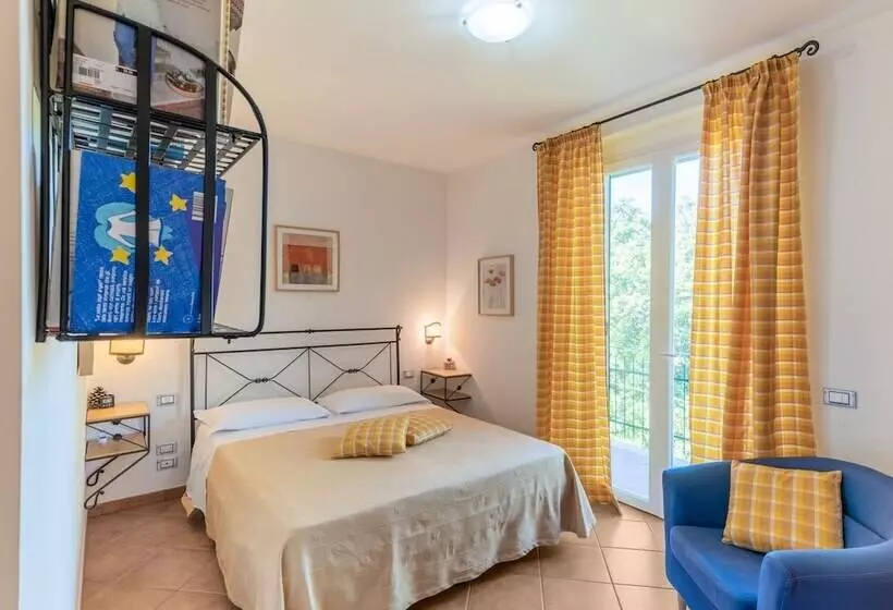 Romantic Cottage In San Feliciano With Garden