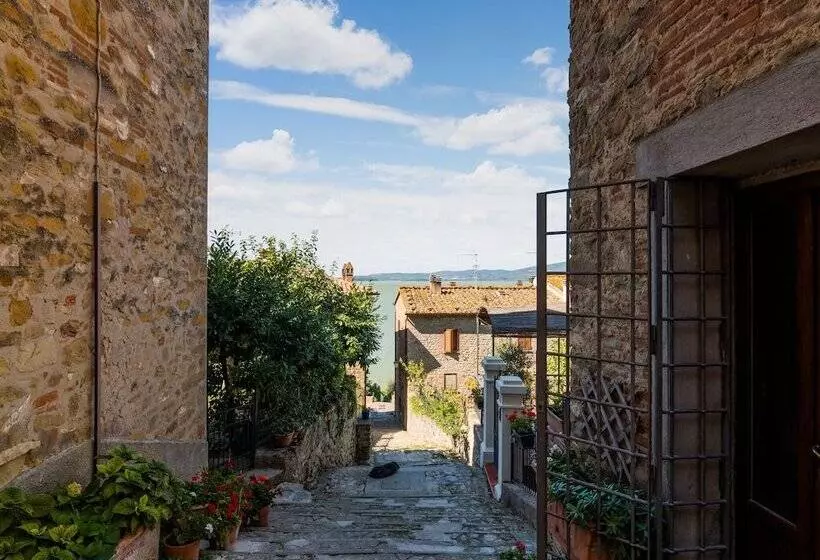 Romantic Cottage In San Feliciano With Garden