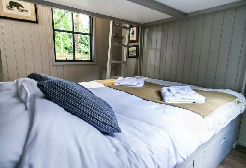 Hotelli Pinewood   At Port Lympne Reserve