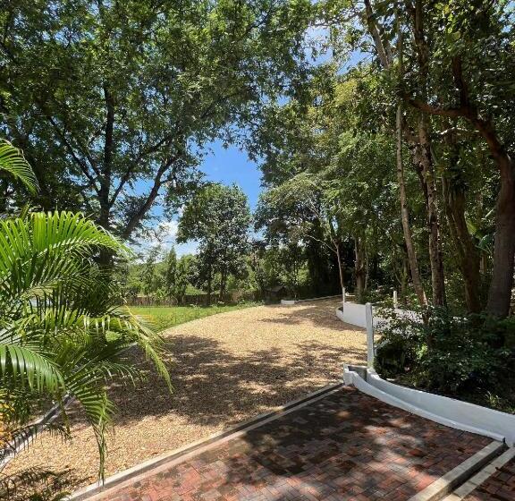 בית מלון כפרי Lao Lake House