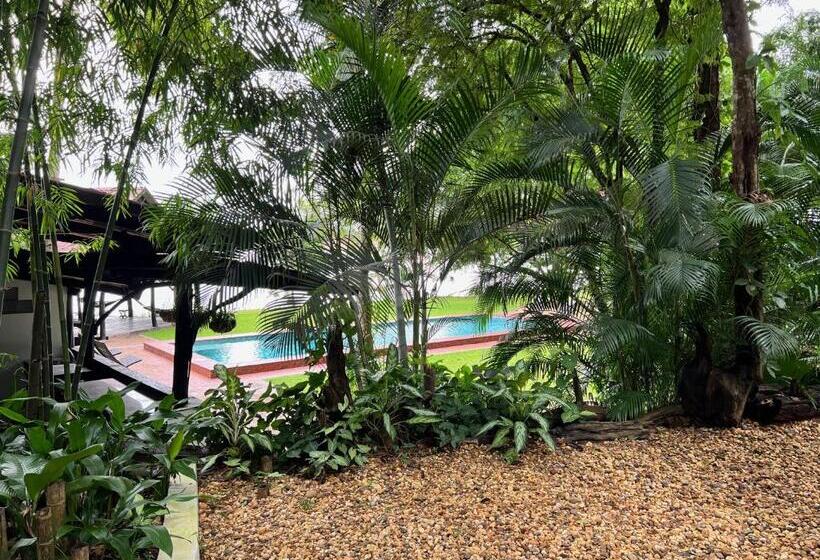 בית מלון כפרי Lao Lake House