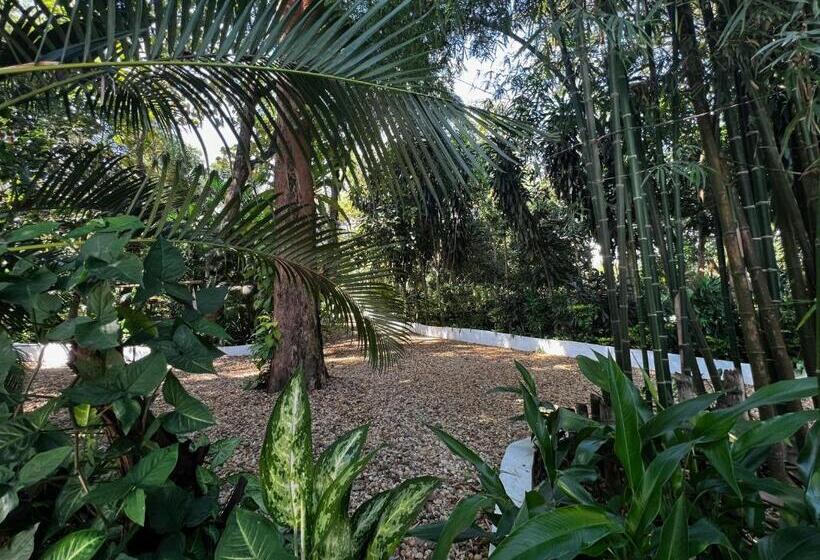 בית מלון כפרי Lao Lake House