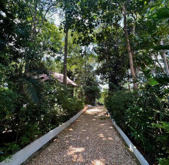 בית מלון כפרי Lao Lake House