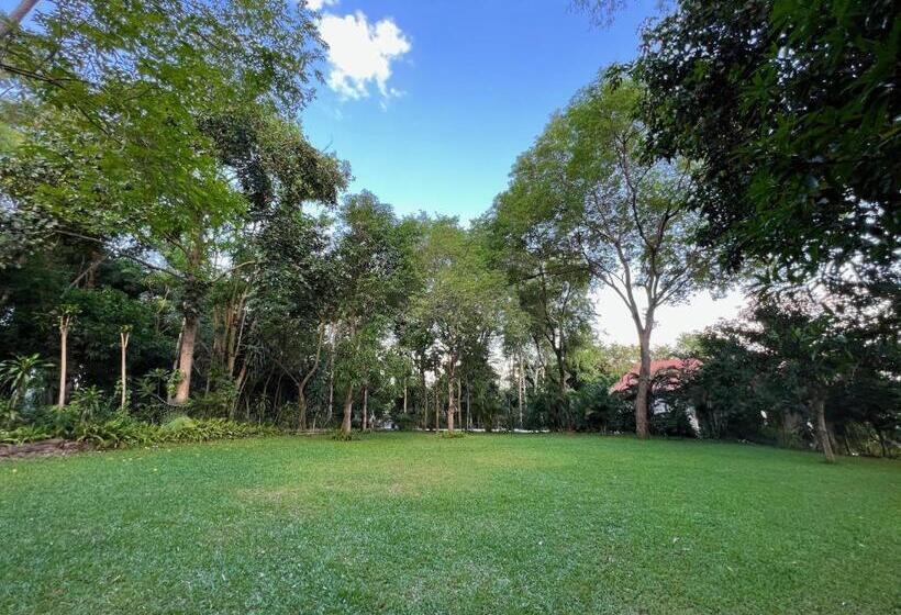 בית מלון כפרי Lao Lake House